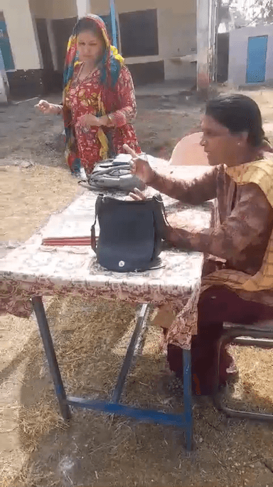 टाइम के स्कूल नहीं खोलने पर ग्रामीण युवक ने ऑब्जेक्शन लिया तो टीचर बदतमीजी पर उतर आई #वायरल #हरदा अब कोई ऑब्जेक्शनलगा या