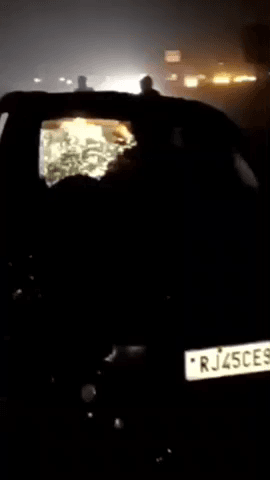 चौमूं: चोंमू के नेशनल हाईवे 52 पर जयपुर की ओर से आ रही तेज रफ्तार कार जैतपुरा पुलिया के पास अनियंत्रित होकर डिवाइडर से टकराई