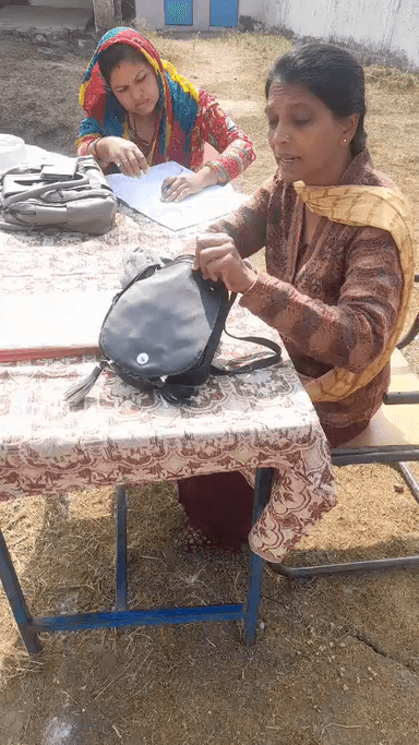 जिला हरदा ग्राम धौलपुर में टाइम पर स्कूल नहीं खोलने पर ग्रामीण युवक ने objection लिया तो बत्तमीजी पर आ गई #वायरल