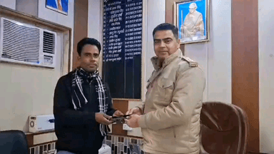 पूरनपुर: कोतवाल पवन पांडे ने खोया हुआ मोबाइल बरामद कर युवक को सौंपा