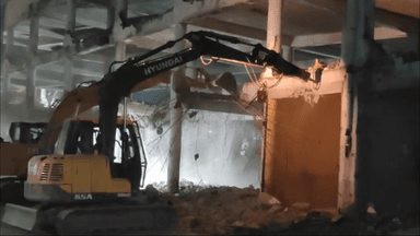 मल्हारगंज: एमजी रोड थाने के पास नगर निगम ने वाहन पार्किंग पर की कार्रवाई, मेट्रो स्टेशन के पास से पार्किंग हटाई