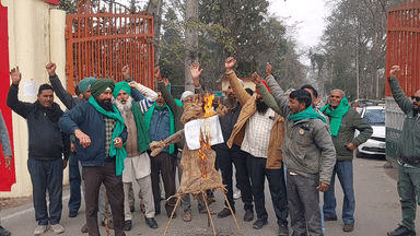 पूरनपुर: मंडी समिति गेट पर किसानों ने किया प्रदर्शन, डिप्टी आरएमओ का पुतला दहन कर जताया विरोध