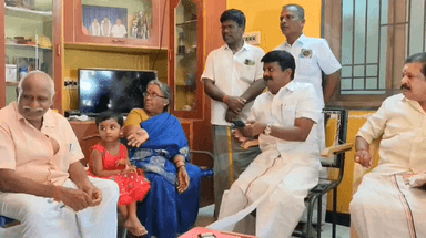 விராலிமலை: விடியா ஆட்சிக்கு உங்கள் வீட்டு Bill சாட்சி தலைப்பில் வீடு வீடாக சென்று நூதன தேர்தல் பிரச்சாரத்தை மேற்கொண்ட Ex அமைச்சர் விஜயபாஸ்கர் MLA கடைவீதியில்