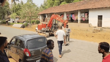 ವಿರಾಜಪೇಟೆ: ಪಟ್ಟಣದ ಮುಖ್ಯ ರಸ್ತೆಯಲ್ಲಿ ಚಕ್ರವಿಲ್ಲದೆ ಆಗಮಿಸಿದ ಹಿಟಾಚಿ ವಾಹನಕ್ಕೆ ದಂಡ ವಿಧಿಸಿದ ಪೊಲೀಸರು