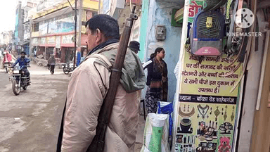 बेलहर: साहबगंज बाजार में खाद की कालाबाजारी के खिलाफ बीडीओ ने की दुकानों की जांच, कई दुकानदार फरार