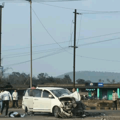 चांडिल: एनएच 33 घोड़ानेगी चौक पर इनोवा कार ने ट्रेलर को मारी टक्कर, दुर्घटनाग्रस्त