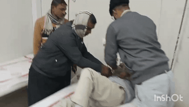 मदनपुर: रानीकुआं के पास एनएच 19 पर ऑटो ने खड़ी बस में पीछे से मारी टक्कर, चालक समेत चार लोग घायल