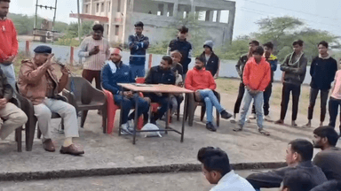 भांडेर: भांडेर पुलिस ने ग्राम बेरछ में साइबर व यातायात सुरक्षा जागरूकता अभियान चलाया, ग्रामीणों को किया जागरूक