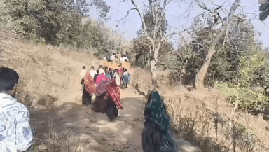 પોશીના: તાલુકાના બારા ગામમાં વિકાસના અભાવે ચૂંટણી બહિષ્કારની ચીમકી, ઢોલનગારા સાથે સ્થાનિકોનો વિરોધ