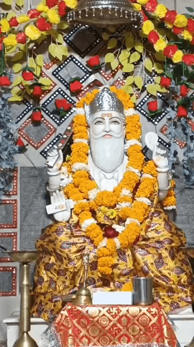 વડાલી: શહેરના વિશ્વકર્મા દાદા ના મંદિરે 17મા પાટોત્સવની ઉજવણી કરવામાં આવી