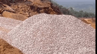 त्योंथर: कांग्रेस नेता कमांडो अरुण गौतम ने चौराघाट निर्माण कार्य का निरीक्षण किया, संविदाकार को दिए निर्देश