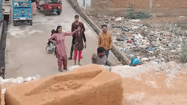 छतरपुर जिला में मचो जो का है भैया जो, सिटी कोतवाली थाना क्षेत्र के वार्ड नंबर 12 से जुड़ा एक गंभीर मामला सामने आया है।
आरोप है कि कुछ लोगों द्वारा घर में घुसकर गाली-गलौज और महिलाओं से अभद्रता की गई।