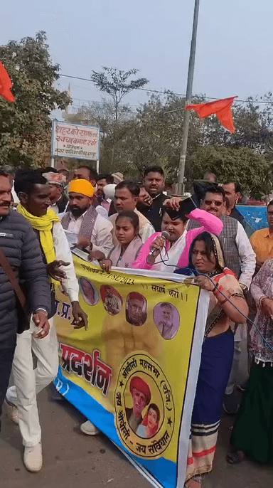 #UGCAct के समर्थन छतरपुर में ओबीसी महासभा के नेता सड़कों पर लेटे प्रदशर्न कर कलेक्ट्रेट में राष्ट्रपति के नाम ज्ञापन सौंपा।