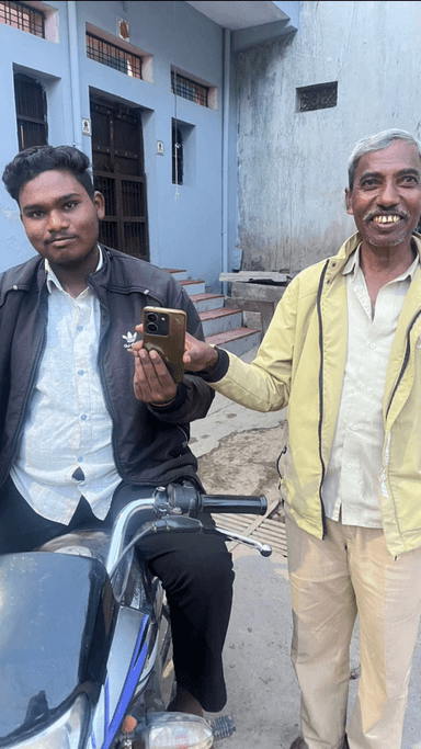 केशोरायपाटन: कापरेन में युवक ने ईमानदारी का परिचय देते हुए, रास्ते में मिले मोबाइल को उसके मालिक को लौटाया