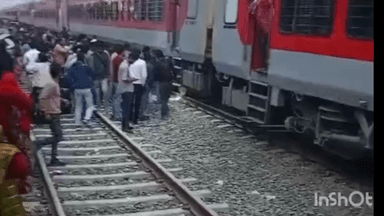 गुलाबगंज: गुलाबगंज रेलवे स्टेशन पर प्रयागराज एक्सप्रेस की आखिरी बोगी के ब्रेक-शू में आग लगने से मची अफरा-तफरी