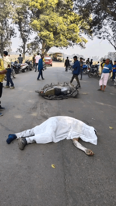 तमनार: तमनार में भीषण सड़क हादसे में तेज रफ्तार ट्रेलर की टक्कर से बाइक सवार युवक की दर्दनाक मौत