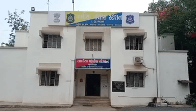 વાલિયા: વાલિયા-નેત્રંગ માર્ગ ઉપર વાગલખોડ ગામ પાસે એક્ટિવા સવાર યુવતીને બાઈક ચાલકે ટક્કર મારતા તેણીને ગંભીર ઇજાઓ પહોંચી હતી