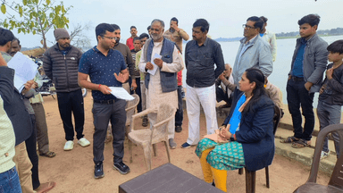 निवाड़ी: निवाड़ी जिले के लड़वारी में कलेक्टर ने मतदान केंद्रों का किया निरीक्षण