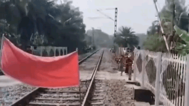 রামনগর ১: রেলের ওভারহেড তারে বাঁশ,বড় দুর্ঘটনা থেকে রক্ষা ট্রেন, দিঘা যাওয়ার পথে দুর্ভোগে পর্যটকরা