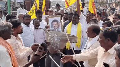 కోడుమూరు: కోడుమూరులో ఎమ్మెల్యే దస్తగిరి ఆధ్వర్యంలో మాజీ మంత్రి అంబటిదిష్టిబొమ్మ దహనం