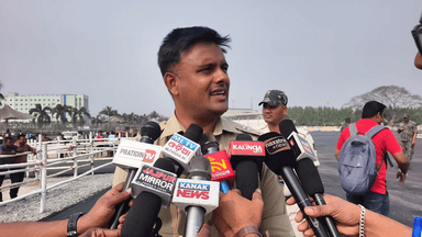 ବରୀ ରାମଚନ୍ଦ୍ରପୁର: ରାଷ୍ଟ୍ରପତିଙ୍କ ଆସିବାକୁ ନେଇ ଜିଲ୍ଲା ପ୍ରଶାସନ ପକ୍ଷରୁ ଧର୍ଯ୍ୟ କରାଯାଇଥିବା ନିୟମ ମାନିବାକୁ କୁସୁମା ନିକଟରେ ନିବେଦନ କଲେ ଏସପି