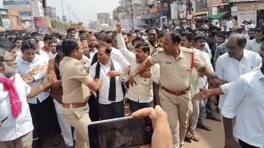 జహీరాబాద్: జహీరాబాద్ పట్టణంలో బిఆర్ఎస్ నాయకుల నిరసన ధర్నా, ఎమ్మెల్యే కార్యకర్తలను అరెస్టు చేసి పోలీస్ స్టేషన్ కు తరలింపు