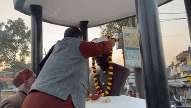 बांसी: पंडित शेष दत्त त्रिपाठी चौक पर पुष्पांजलि अर्पित करने का कार्यक्रम किया गया आयोजन