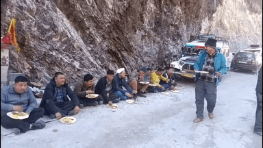 कपकोट: पिंडारी टैक्सी यूनियन ने कपकोट के तुड़तुड़िया महादेव मंदिर में विशाल भंडारा माघि खिचड़ी का आयोजन किया