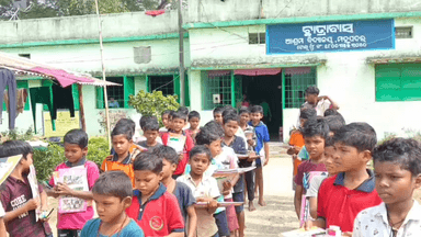 ଲକ୍ଷ୍ମୀପୁର: ୩୫୦ ପିଲାଙ୍କୁ ପାଠ୍ୟ ଉପକରଣ ବଣ୍ଟନ କଲେ କୋରାପୁଟ ଲକ୍ଷ୍ମୀପୁର ର ଗୋପେଶ୍ୱର୍ ଗରଡ଼ା