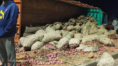 ಕುಮಟಾ: ಗೋಕರ್ಣದ ಮಾದನಗೇರಿ ಬಳಿ ವಿದ್ಯುತ್ ಕಂಬಕ್ಕೆ ಲಾರಿ ಡಿಕ್ಕಿ,ರಸ್ತೆ ತುಂಬಾ ಚೆಲ್ಲಾ ಪಿಲ್ಲಿ ಯಾದ ಈರುಳ್ಳಿ