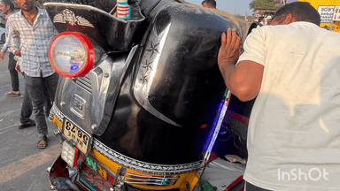 वाशिम: सावरकर चौक कारंजा येथे ऍटो व कारचा अपघात