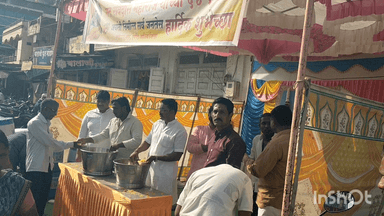 वाशिम: संत रोहिदास महाराज यांच्या जयंतीनिमित्त पाटणी चौक येथे खिचडी वाटप