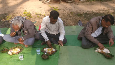 रामगढ़ में आयोजित सद्भावना सम्मेलन में ,प्रीतिभोज करते पंचायत प्रतिनिधी 🌿1 फरवरी 20 26 🌿सामाजिक समरसता की बड़ी पहल l