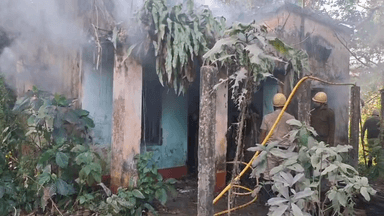 দিনহাটা ১: দিনহাটা শহরের ডাক বাংলো পাড়া এলাকায় পরিত্যক্ত একটি সরকারি আবাসনে আগুন লাগার ঘটনায় চাঞ্চল্য ছড়ালো