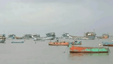 उरण: अरबी समुद्रात मासेमारीसाठी गेलेल्या बोटी रिकाम्याच परतल्या