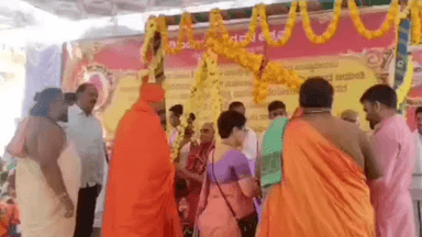 ಶ್ರೀರಂಗಪಟ್ಟಣ: ಪಟ್ಟಣ ಚಂದ್ರವನ ಆಶ್ರಮದ ಪೀಠಾಧ್ಯಕ್ಷ ತ್ರಿನೇತ್ರ ಮಹಂತ ಸ್ವಾಮೀಜಿಗೆ ಭಕ್ತರಿಂದ ತುಲಾಭಾರ