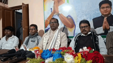 রামনগর ১: পয়সা না নিয়ে বিপদগ্রস্ত পর্যটকদের গন্তব্যস্থলে পৌঁছে দিয়ে দিঘাতে সততা গড়লেন এক টোটো চালক,তাকে সম্বর্ধনা দিল TMC