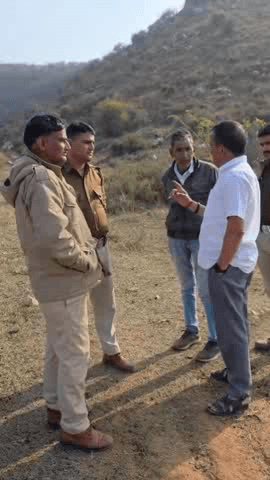 हरे वृक्षों की कटाई रोकने के लिए पदमपुरा पहुंची वन विभाग की टीम, ग्रामीणों से की समझाइश और दी कार्रवाई की चेतावनी