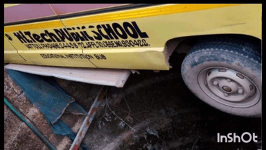 വടകര: നാദാപുരത്ത് സ്കൂൾ ബസ് നിയന്ത്രണം വിട്ട് കിണറിന് മുകളിൽ പതിച്ചു, വൻ അപകടം ഒഴിവായത് തലനാരിഴയ്ക്ക്