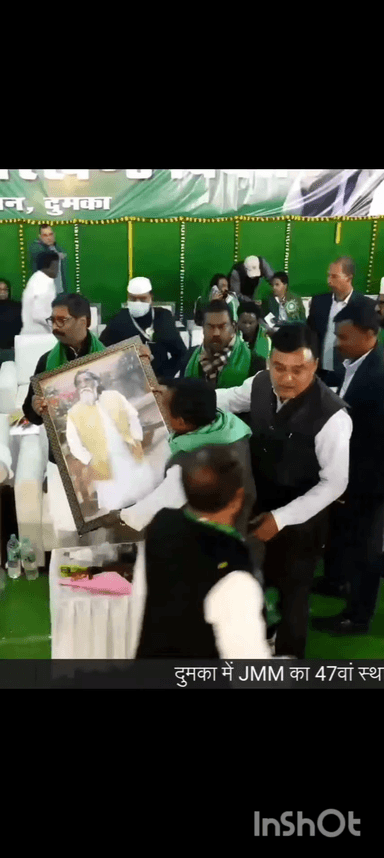 दुमका गांधी मैदान में शिबू सोरेन की फोटो देखकर माननीय मुख्यमंत्री हेमंत सोरेन और बसंत सोरेन के केंद्रीय समिति सदस्य सलीम जहांगीर सम्मानित किया