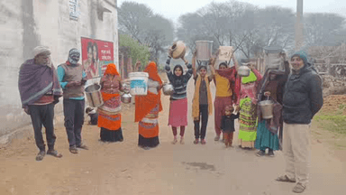 सालिमपर में संवेदक की लापरवाही से 200 घरों में जल संकट, ग्रामीणों ने विभाग के खिलाफ किया प्रदर्शन