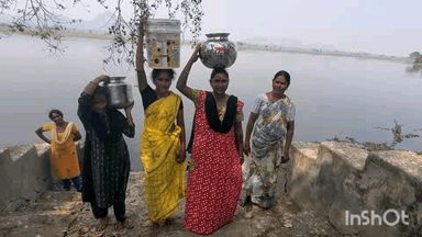 చెరువు నీరు తాగుతున్న వల్లరిగుడబ గ్రామస్తుల దాహార్తిని తీర్చాలని కరుణ కాంగ్రెస్ పార్టీ నాయకులు