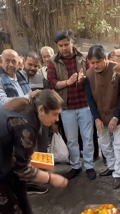 साकेत: गिरी नगर में मुख्यमंत्री विकास निधि के तहत सड़क निर्माण कार्य का उद्घाटन