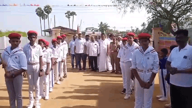 மணமேல்குடி: மீமிசல் தனியார் பள்ளியில் நடைபெற்ற ஆண்டு விழா மற்றும் விளையாட்டுப் போட்டியில் தேசியக் கொடியை ஏற்று வைத்த காவல் ஆய்வாளர் மாலதி