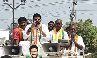 చేగుంట: రామాయంపేట: ఎన్నికల ప్రచారంలో ప్రసంగిస్తున్న :మెదక్ ఎమ్మెల్యే రోహిత్ రావు