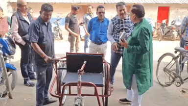 মেদিনীপুর: সংসদের আর্থিক সহায়তায় মেদিনীপুর শহরের এক দরিদ্র বিশেষভাবে সক্ষম ভিক্ষুককে ট্রাইসাইকেল উপহার মেদিনীপুর পৌরসভার