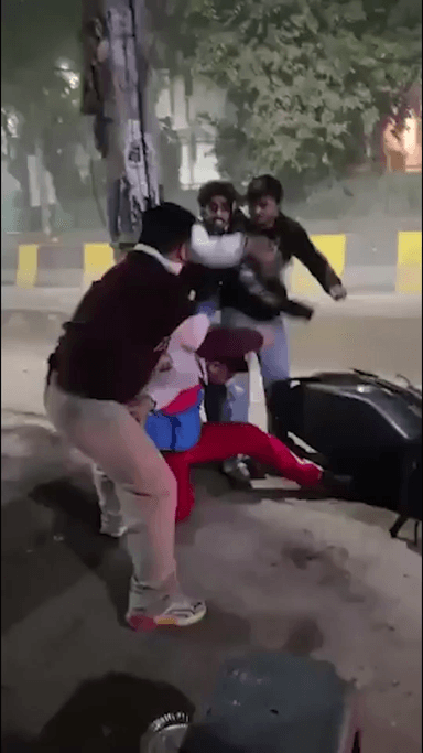 साकेत: दिल्ली के महरौली में मनचलों ने युवक को पीटा, वीडियो वायरल