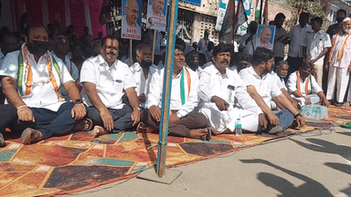 திருப்பத்தூர்: 100 நாள் வேலை வாய்ப்பு திட்டத்தில் காந்தி பெயரை நீக்கிய பாஜக அரசை கண்டித்து திருப்பத்தூரில் காங்கிரஸ் கட்சி சார்பில் ஆர்ப்பாட்டம்