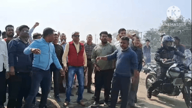 শিৱসাগৰ: চাৰিলেনযুক্ত ঘাইপথৰ নিৰ্মাণৰ লেহেমীয়া গতিৰ প্ৰতিবাদত গৌৰীসাগৰত বিক্ষোভ প্ৰদৰ্শন ব্যৱসায়ী সন্থা আৰু ৰাইজৰ