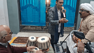 सिरहाने से कागा उड़ी भागा मोर सईया अभागा ना जागा
गुरूजनो के साथ मस्ती करते हुए,,